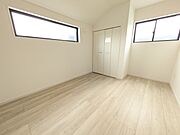 5.4帖の洋室は窓が大きく明るい陽射しが射し込みます