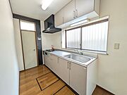 手元が明るく作業のしやすいキッチン。ゴミ出しに便利な勝手口付き