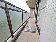 2部屋にまたがる広々バルコニー