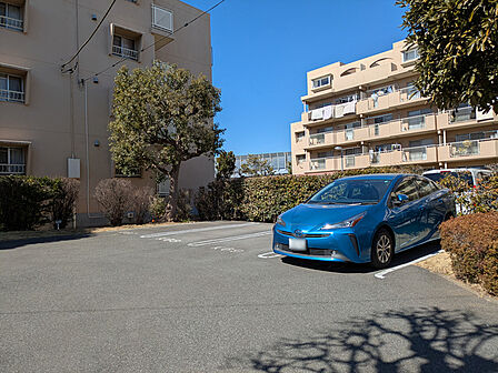 車庫入れ楽々な平置き駐車場です