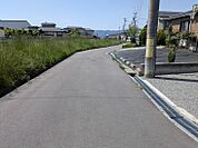 前面道路　お住まいの方以外はあまり通行しない静かな立地です。
