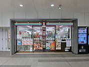 セブンイレブンハートインJR茨木駅改札口店 徒歩4分。 260m