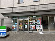 ファミリーマートラグザ大阪店 徒歩8分。 590m
