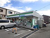 ファミリーマート 高槻芝生住宅前店 徒歩11分。 830m