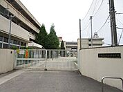 吹田市立吹田南小学校 徒歩25分。 2000m