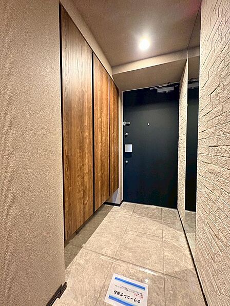 大型シューズボックスを完備した玄関