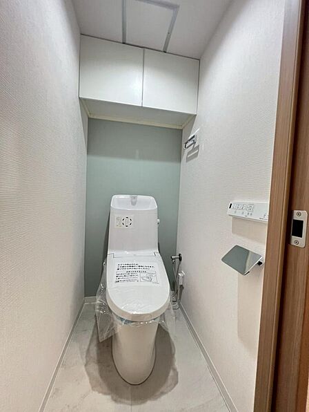 背面には棚もありますので、トイレットペーパーなども置くことが出来ます