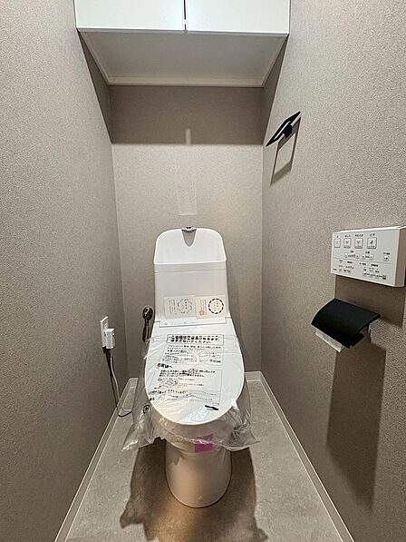 ウォシュレット付きのトイレです。背面には棚もあり、トイレットペーパーのストックも収納出来ます