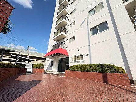 清潔感のあるエントランスが外出時と帰宅時にお出迎え。