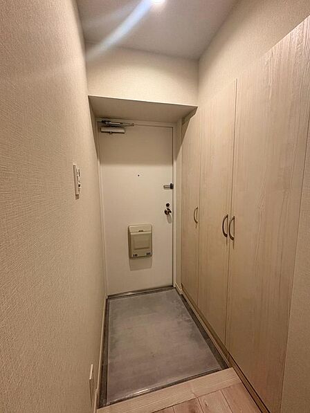 玄関の壁一面にシューズボックスがございます。何足でもどうぞ