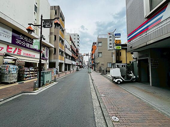 賑やかな商店街...