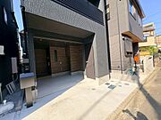 大きな車でも駐車しやすいカースペースです