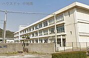 八幡小学校 690m