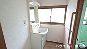 洗面室にも窓があるので自然換気できます♪