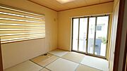 リビング横の4.5帖の和室は、来客時にも便利なスペースです♪