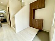 シューズボックスは可動棚があり、たくさんの靴が収納できます。