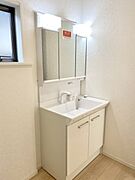施工例　ミラー扉の内側が収納スペース！毎日の洗面に必要な物の収納に便利にご利用できます。