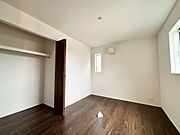 2面採光を確保した室内です。各居室に収納があり、お部屋が広く使えます。