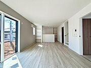 施工例　明るく開放的なリビング！家族が自然と集まる空間です。