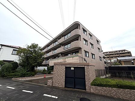 タイル張りのオシャレな外観です