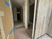 広い玄関とシューズクロークの現地写真。靴や小物が多いご家庭も安心してお住まいになれます。