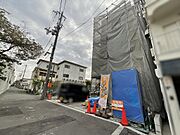 【完成間近】東側隣地も通路により建物がなく、眺望・陽当たり・風通し等良好で、開放感のある戸建ライフを過ごして頂けます。