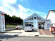 宇治御蔵山郵便局駐車場4台分ございます(^^♪地域密着型の商店街で、飲食店やブティックなど多様な店舗が並び、地域住民に親しまれています！ 510m