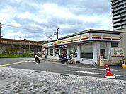 デイリーヤマザキ　六地蔵駅前店JR六地蔵駅から徒歩3分ほどにあります！デイリーヤマザキでは焼きたてパンも販売しています(^^♪ 90m