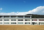 中学校「岡山市立瀬戸中学校まで2755ｍ」