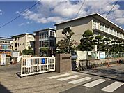 小学校「岡山市立芳田小学校まで1054ｍ」
