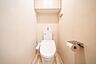 トイレ：【トイレ】ホワイト系の色で統一された清潔感のあるトイレです。