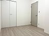 その他：明るいフローリングと白い壁で、どんな家具とも合わせやすいお部屋です。収納も備え付けで、すっきりと暮らせます。
