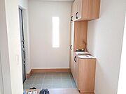 白を基調としたシンプル且つモダンな玄関は、収納スペースもたっぷりあるので、靴がたくさんあっても常に綺麗な状態に保てます。気持ちの良い朝は、毎日ここからスタートしていきます♪