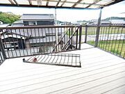 バルコニーから少し海が見えます、毎日美しい景色を楽しみながらリラックスできる特別な空間です。潮風を感じながら朝のコーヒーや夕暮れ時のひとときを過ごせる、心豊かな暮らしを実現します。