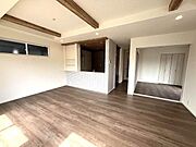 18.5帖のLDKと、間仕切りで独立できる5.25帖洋室を備えた可変性の高い間取り。ライフスタイルに合わせて柔軟に使えます。