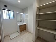可動棚のついた収納が備え付けられています。用途に合わせて棚を変えられるので多目的に使えますね。家族全員分の着替えやタオル、洗剤類、お掃除道具などたっぷり収まります。