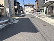 車の通り抜けがないため、急な飛び出しにも配慮しやすい環境。小さなお子さまのいるご家庭にぴったりです。