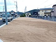 たくさんの子供たちが年齢を問わずに、仲良く一緒に成長できるのは分譲地の特徴ですね。スーパーやコンビニ、教育施設など徒歩10分圏内にあり、毎日の生活に大変便利です。