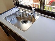 気持ちよく新生活をスタートできる、新設された綺麗なキッチン。ピカピカに輝くシンクが、毎日の家事やお料理の時間をグッと楽しいものにしてくれます。水回りが新品というだけで、暮らしの安心感が違います。