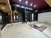 屋内ガレージを別の角度から。玄関や室内と直接つながっていますので、大雨の日でも安心です。