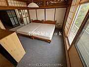 和室(2)８帖。障子や欄間など和の意匠が残る３階居室。落ち着いた雰囲気があり、寝室としてはもちろん、静かな書斎や趣味部屋にもおすすめです。