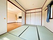和室空間はゆったりと足を伸ばす寛ぎ空間での利用や、小さいお子様のプレイルームでの利用も良いですね♪