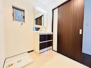 三面鏡タイプの洗面台で毎朝のスタイリングがしやすいです。洗面室はゆったりとしたスペースです♪