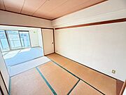 襖を開いて、LDKと一体感のある空間としてのご利用が可能な和室です♪