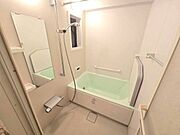 浴室暖房乾燥機付きのバスルームです。手すり付きで万が一の際も安全です♪追い焚き機能付きで家族の入浴時間がバラバラでもあったかポカポカです♪