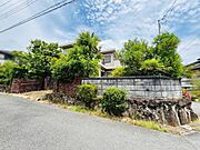 南側は前面道路から一段高く、LDKの採光を南側にしても通行人との視線が合わず気になりにくいです♪