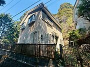 2階の出窓がオシャレな印象です。森の中に佇む立地です♪