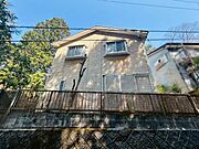 全居室が二面採光で、通風良好です。前面道路からは段差もあり、プライバシーも守られます♪