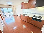 本物件は7階建ての最上階に位置します。南向きバルコニーが嬉しい3DKとなってます♪
