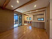 LDK約20.3帖。LDK部分に床暖房があり、寒い季節も足元からやさしく暖まり、家族が自然と集まる空間に♪